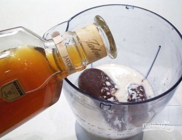 В блендер добавьте мороженое и коньяк.
