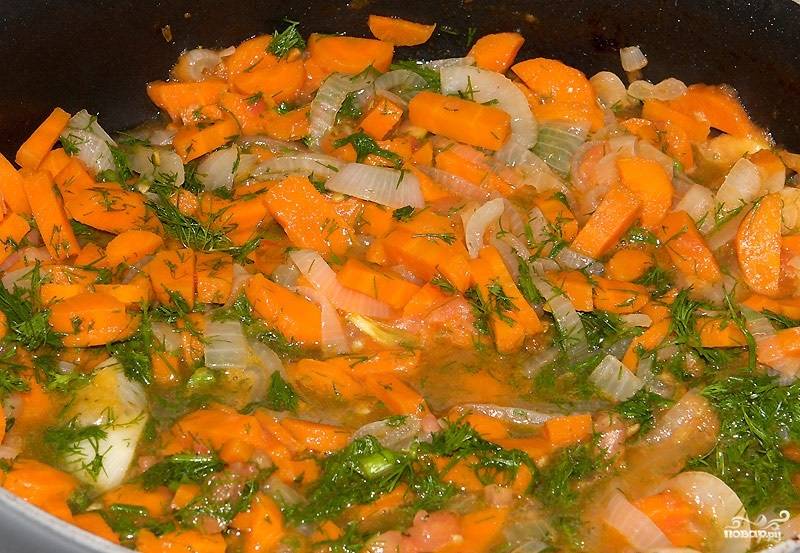 10. Обжаренные овощи и томатный соус. Дополните измельченной зеленью. Перемешайте и переложите в сотейник. 