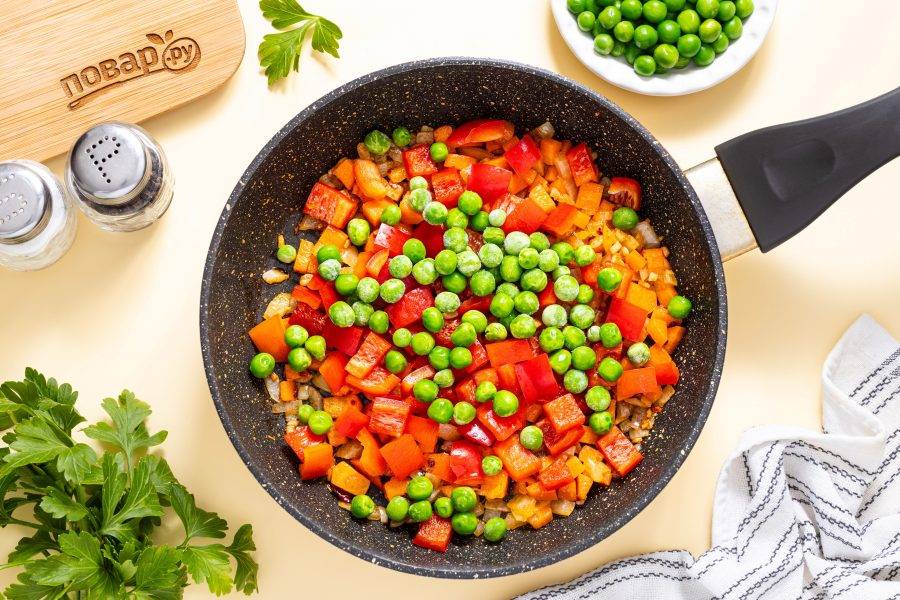После добавьте болгарский перец и зеленый горошек. Готовьте еще 3-4 минуты.