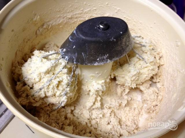 3.	Добавьте в чашу пшеничную муку, сахар и соль, замесите тесто, оно должно получиться липким.
