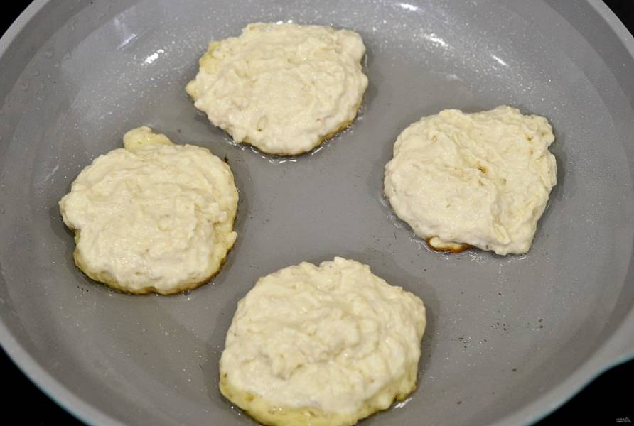 4. В сковороде разогрейте масло, выкладывайте ложкой тесто и жарьте с двух сторон.
