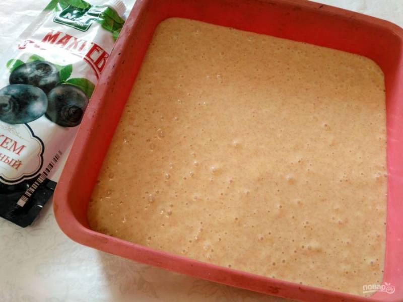 Готовое тесто вылейте в форму и выпекайте бисквит в разогретой до 180 градусов духовке в течение 20-30 минут.