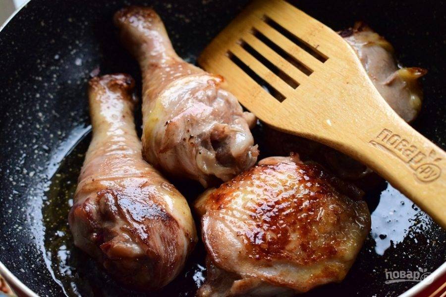 В глубокой сковороде разогрейте оливковое масло и обжарьте куриные мясо до золотистой корочки. Затем переместите его на тарелку.