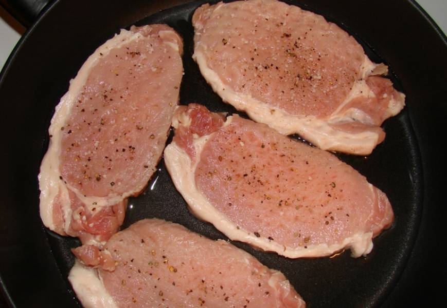 Разделите мясо на порционные кусочки, отбейте и присыпьте солью и перцем. 
Слегка обжарьте с двух сторон на растительном масле.