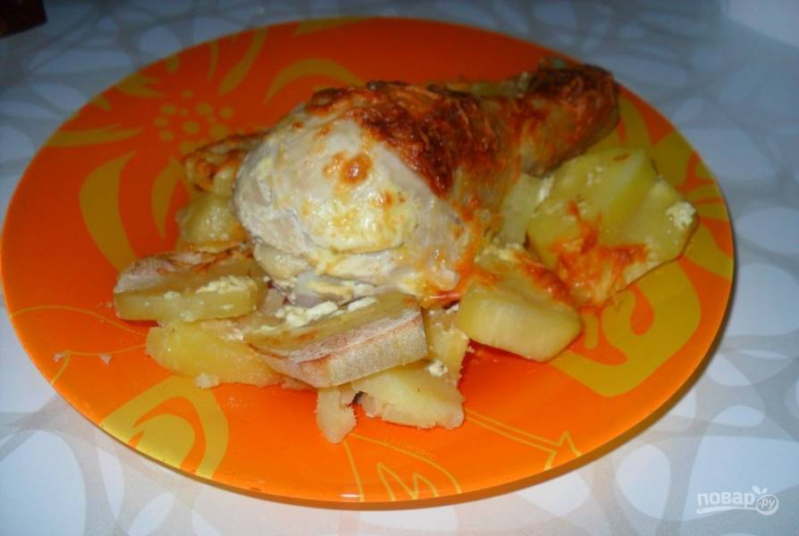 Простой и вкусный вариант приготовления куриных ножек с картошкой в духовке