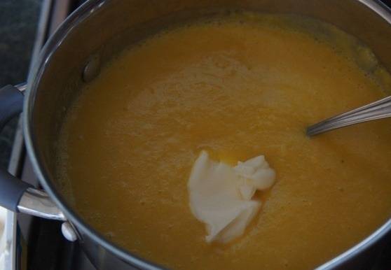 Переливаем суп в кастрюлю, кладем сыр плавленный, и мешаем до полного его растворения.