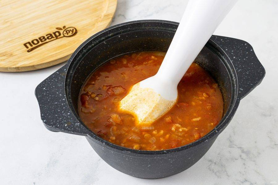 Снимите кастрюлю с плиты. Измельчите суп погружным блендером до однородной консистенции.