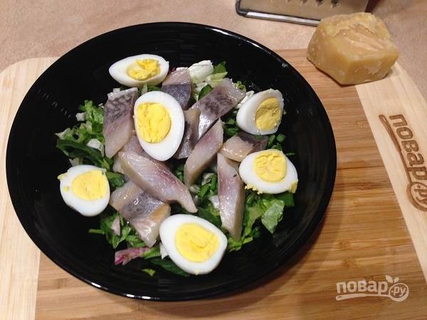 4. Очистим яйца, разрезаем пополам и выкладываем в салатник.