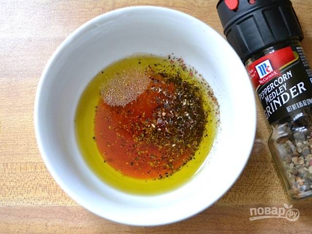 4. В миску вливаю оливковое масло, красный винный уксус, добавляю соль, молотый черный перец, чесночный порошок, перемешиваю. 