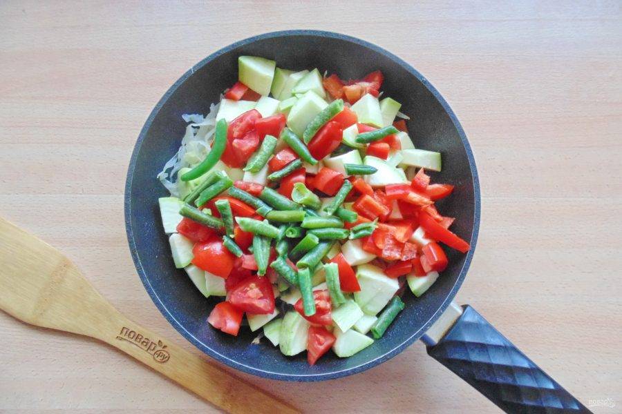 Стручковую фасоль помойте и добавьте к остальным овощам. Посолите и поперчите овощи. 