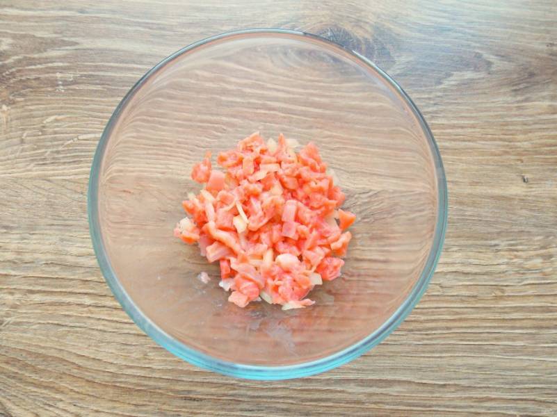 Порежьте кубиком соленую семгу и добавьте в миску с луком.