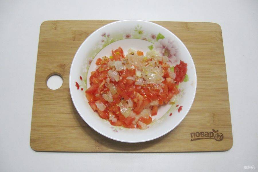 Добавьте жареный лук к филе и помидору.