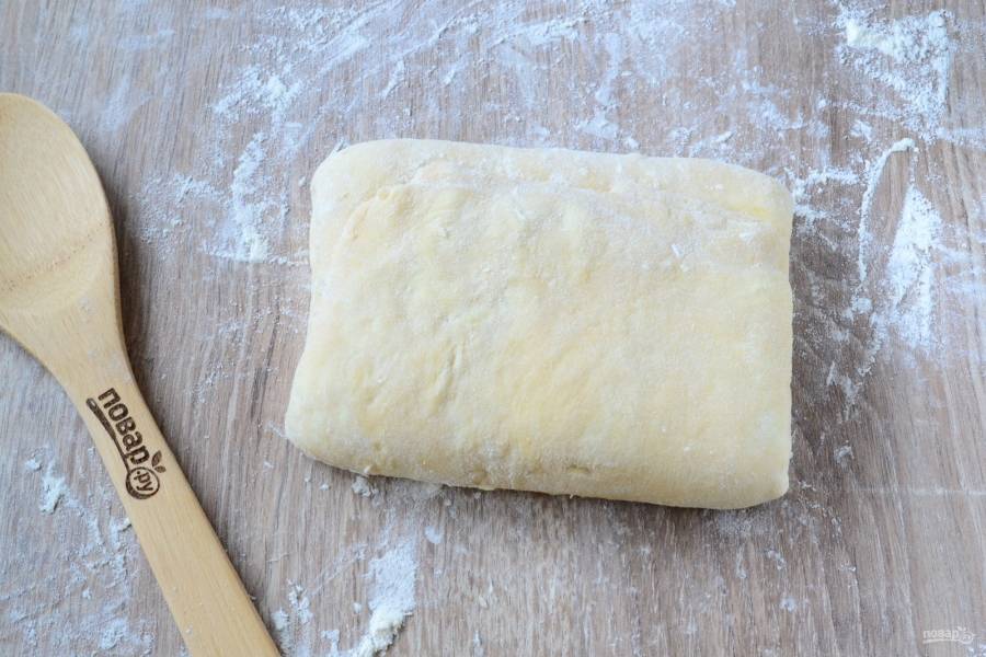 Снова заверните тесто конвертом. Отправьте его в холодильник минимум на 30 минут, но можно хранить и дольше. Наше слоеное тесто готово. Вы можете приготовить его достаточно много и положить в морозилку.