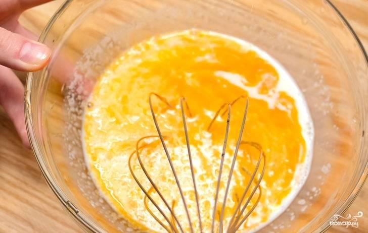 8. В глубокую мисочку отправьте желтки, молоко, сахар. Взбейте как следует, затем добавьте кукурузный крахмал и еще раз перемешайте. Добавить в рецепт приготовления быстрого лимонного пирога можно для аромата ваниль. 