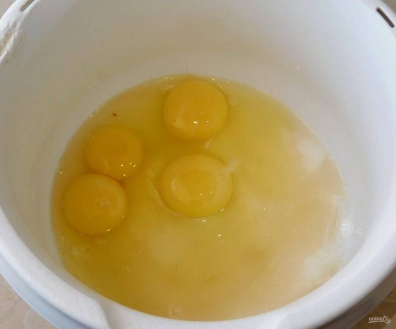 Для теста взбейте яйца с сахаром.