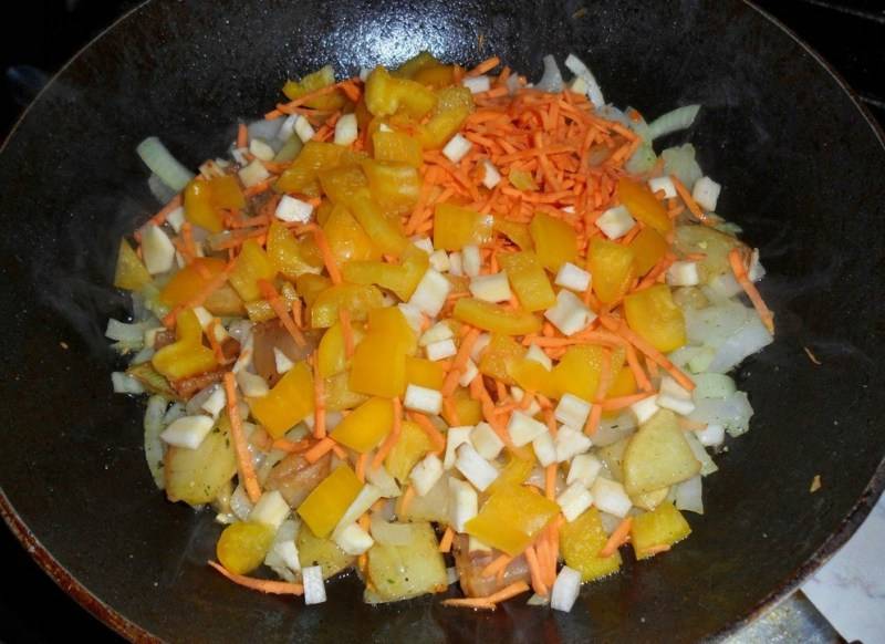 Теперь нарезаем мелко репчатый лук, сладкий перец и пастернак, морковь трем на крупной терке. Выкладываем овощи на сковороду и жарим их, пока лук не станет прозрачным.