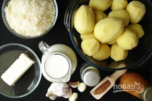 Подготовим необходимые продукты. Очистим картофель и чеснок, сыр натираем на крупной терке. Сметану разбавим водой на треть.