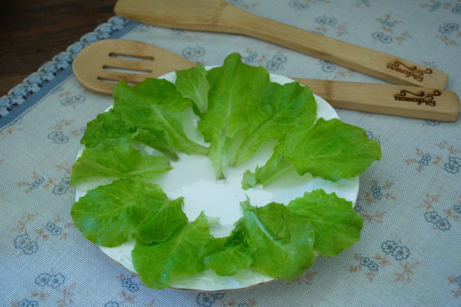 Салатные листья выложить на блюдо.