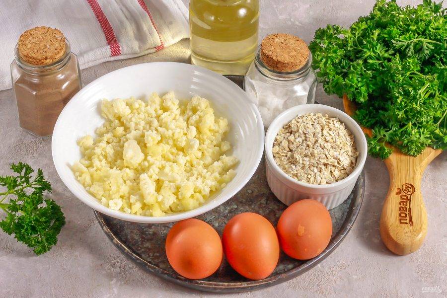 Подготовьте указанные ингредиенты. Если куриные яйца мелкие, то используйте 3 штуки, если крупные, то — 2 шт.