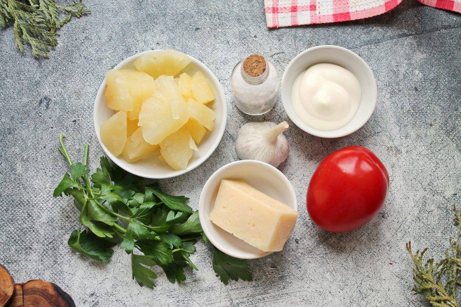 Салат с ананасом. Салат с колбасой и сыром. Салат из колбасы и сыра. Как украсить ананасовый салат. Салат ананасовый рай.