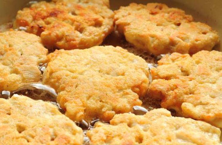 Разогрейте на сковороде растительное масло. Фарш выкладывайте ложкой, формируя котлеты. Обжарьте с двух сторон.