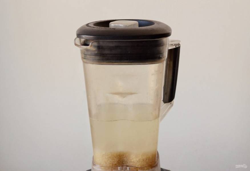 Переложите крупу в блендер, добавьте воду, соль, ванильный сироп и сироп агавы. Измельчите в течение нескольких минут до однородной консистенции.
