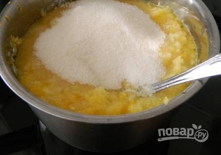 Выкладываем лимонно-апельсиновую массу в кастрюльку, добавляем к ней сахар. Размешиваем и варим минут 5-10 после закипания.