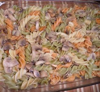 4. Смешиваем макароны с грибами и выкладываем в форму для запекания. Тем временем разогреваем духовку.