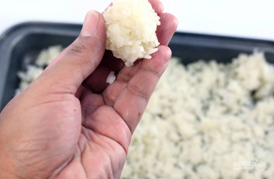 5. Запеченный рис должен остыть, после чего делаем кружочки желаемого размера.