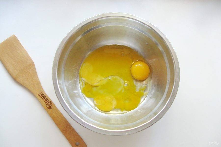 Отделите желтки от белков и выложите в миску.
