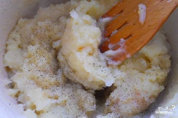 Приготовьте картофельное пюре на подсоленной воде. Обжарьте измельчённый лук. Добавьте его к пюре. Посолите и поперчите овощи. Перемешайте их и полностью остудите.