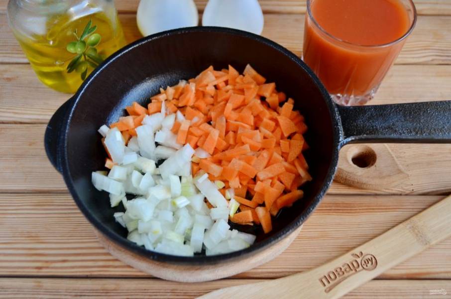 Другую половинку лука и морковь (овощи порежьте максимально тонко) на двух столовых ложках масла доведите до мягкости. Жарьте, периодически помешивая.