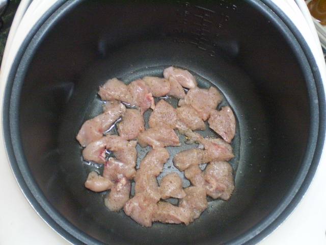 Отправьте мясо обжариваться (на растительном масле) в кастрюлю мультиварки.