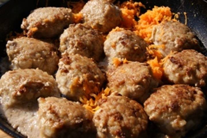 Морковь потрите на мелкой терке. Это кстати тоже можно сделать заранее. Добавте на сковороду и немного обжарьте вместе с ежиками. 