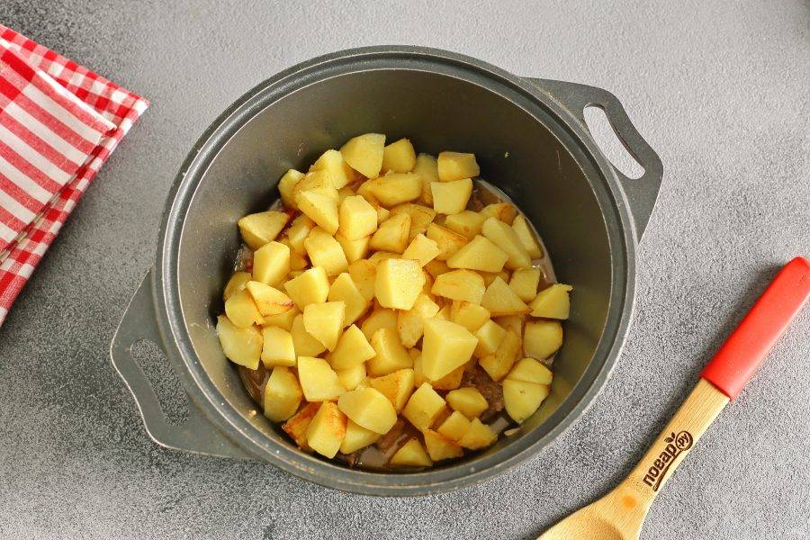 Через 30 минут добавьте обжаренный картофель к мясу.