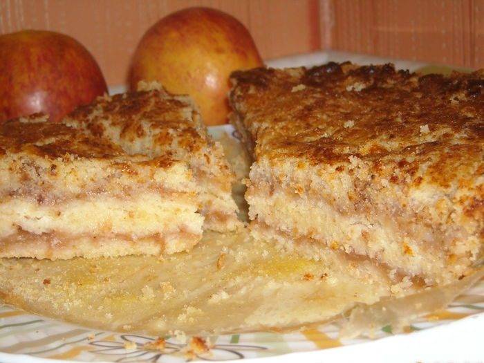 Пирог из манки с яблоками