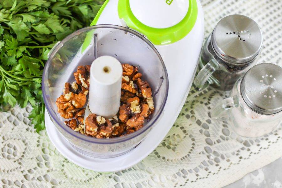 Грецкие орехи заранее подсушите на сковороде или в духовке до хруста. Высыпьте их в чашу измельчителя.