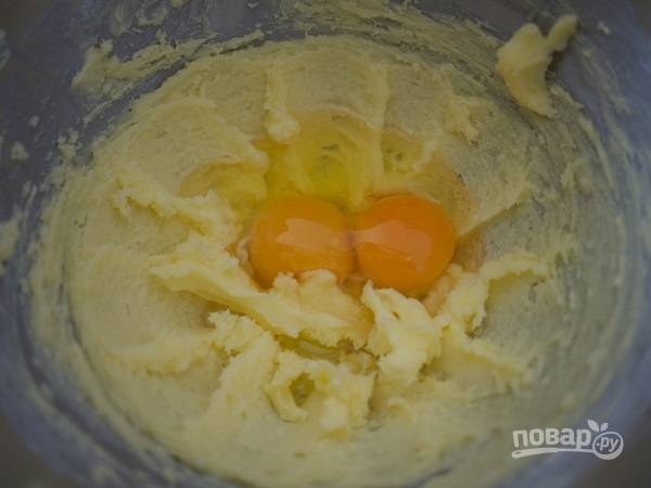 2. Вбейте яйца и влейте ванильный экстракт. 