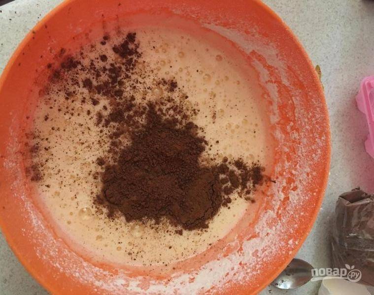 А пока сделайте тёмное тесто. Смешайте все те же ингредиенты, что и для светлого коржа, только ещё добавьте какао.