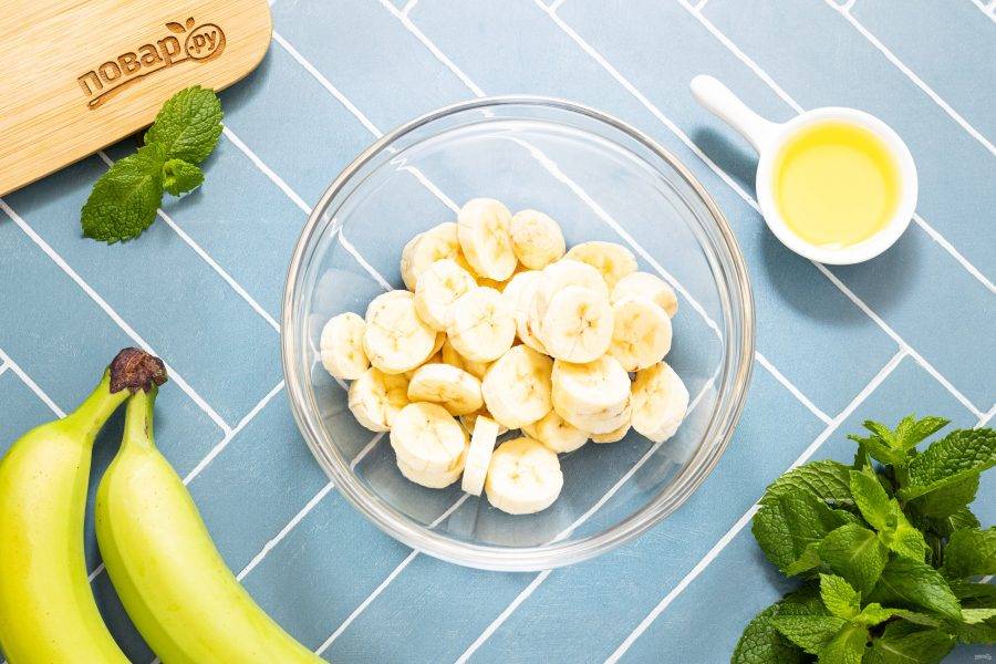 Переложите в глубокую миску, добавьте оливковое масло и аккуратно перемешайте, чтобы оно равномерно распределилось по бананам.