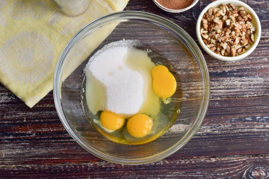 В миску вбейте куриные яйца, всыпьте сахар (1 стакан).