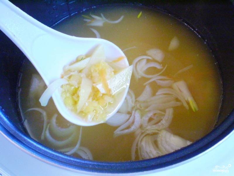 К готовому гороху добавьте овощи, проварите суп еще 30 минут, только нажмите кнопку "Отмена" и снова задайте режим "Суп", чтобы он закипел.