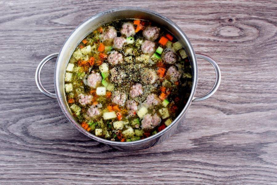 Опустите кабачок в суп, добавьте черный перец и майоран, перемешайте и отключите нагрев. Дайте  супу настояться под крышкой 15-20 минут.