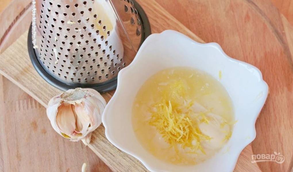 Теперь приготовьте заправку для салата. В небольшой пиалке смешайте майонез, натуральный йогурт без сахара, добавьте тертый чеснок и тертую цедру лимона. 