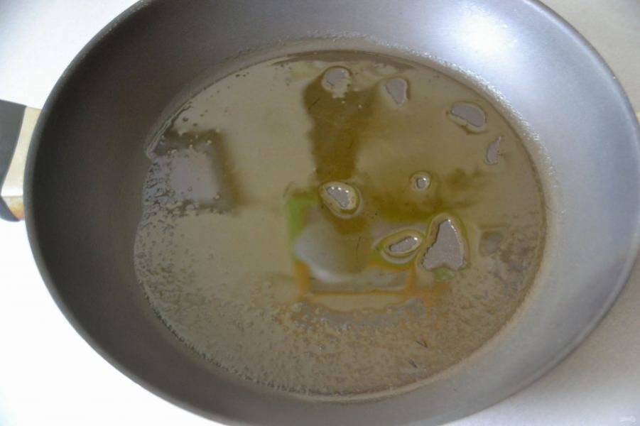 Первым делом поставьте кипятить воду с достаточным количеством воды для отваривания спагетти. Налейте в сковороду 2 столовые ложки оливкового масла.
