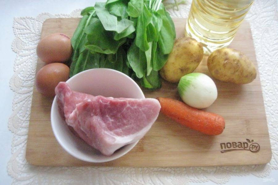 Подготовьте ингредиенты для приготовления супа из щавеля с мясом и яйцами.