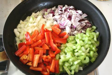 2. Все порезанные овощи выкладываем в сковороду, слегка обжариваем, периодически помешивая.