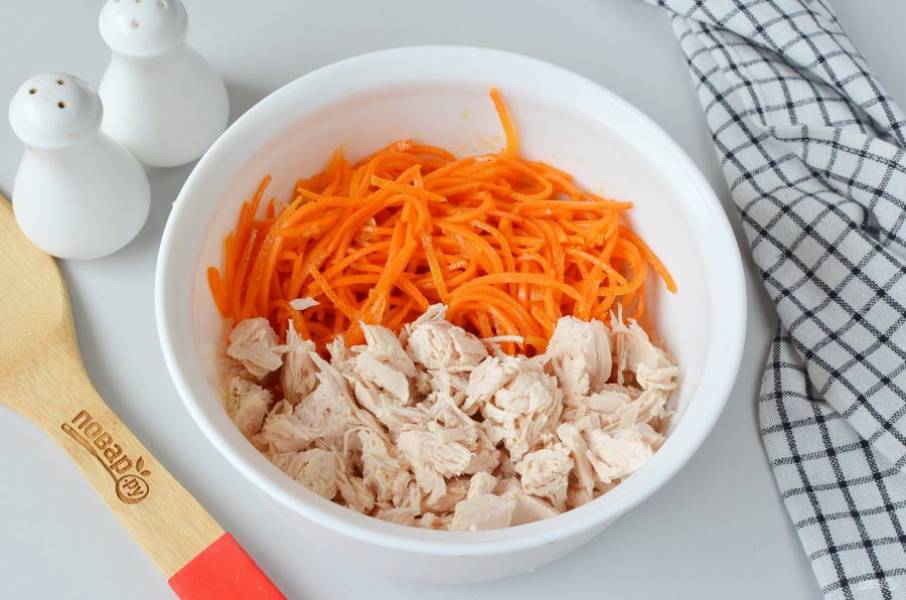 Куриное филе порежьте крупными кусочками. Добавьте корейскую морковь.
