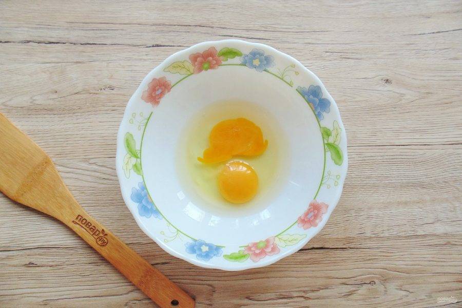 В миску выложите яйца.