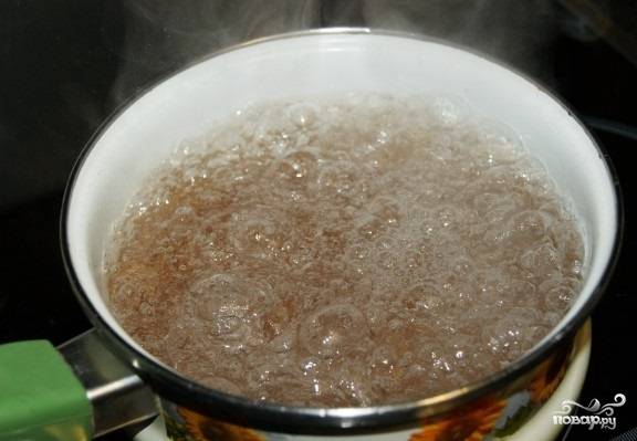 2. Делаем маринад: в глубокую кастрюлю наливаем воду, после закипания засыпаем туда соль и сахар, наливаем подсолнечное масло, доводим до кипения, а потом наливаем уксус. После того как маринад перестанет выкипать, выключаем огонь.